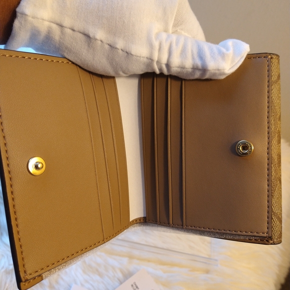 Coach Beige and Cream Signature Morgan Wallet New With Tags 🎁🎁 - Picture 7 of 15